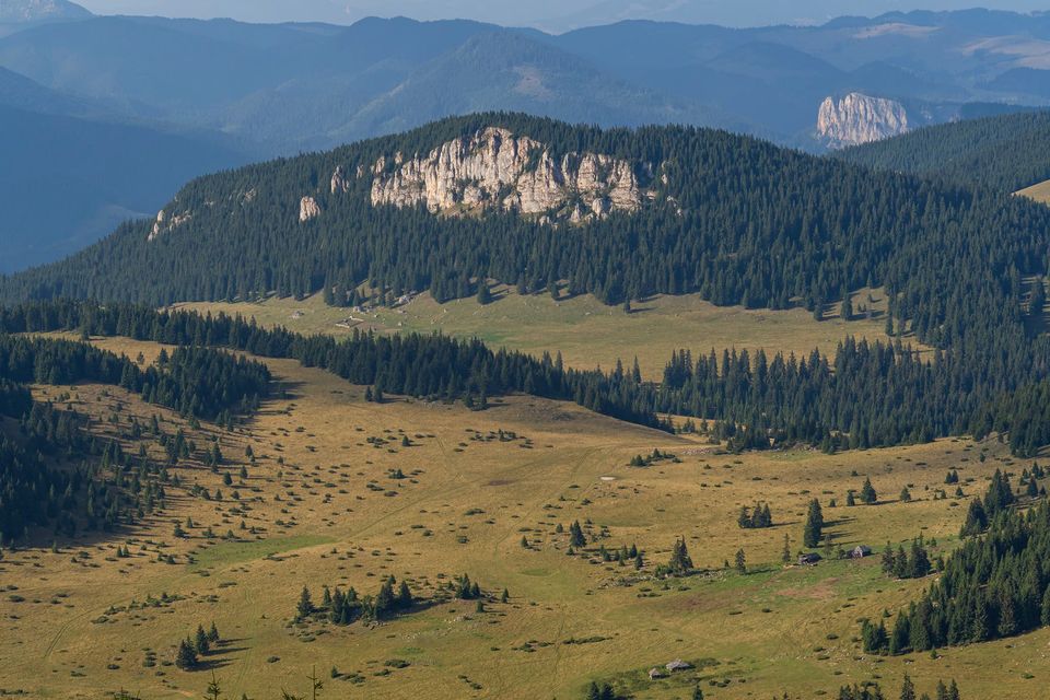   Pietrele Potcoavei, vedere de pe vârful Hășmașul Mare - Andrei Pahomi