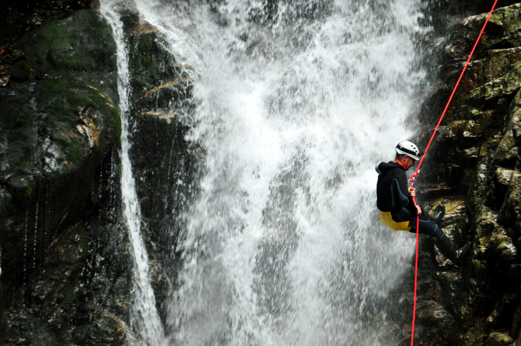   Canyoning în rapel Valea Marii - Aventura și Socializare