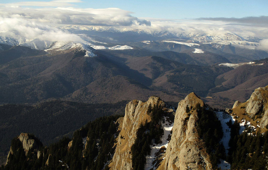  Coltii Zaganului, muntii Grohotisului si Baiului - foto Robert Popa