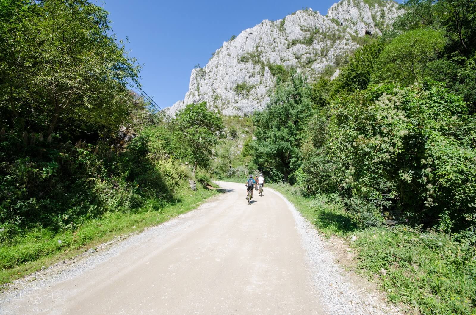  Intrarea in Cheile Intregalde - Amazing Romania