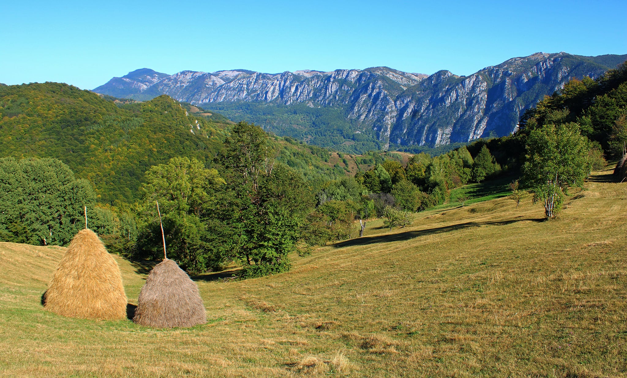  Munţii Mehedinţi, vedere din cătunul Dobraia - Sima Constantin