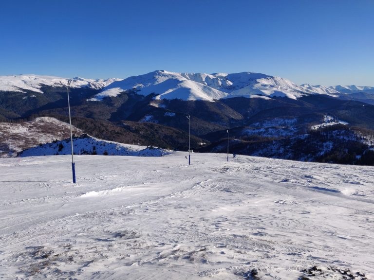  Munții Țarcu, de pe pârtia Vâlsanu, Muntele Mic - Amazing România