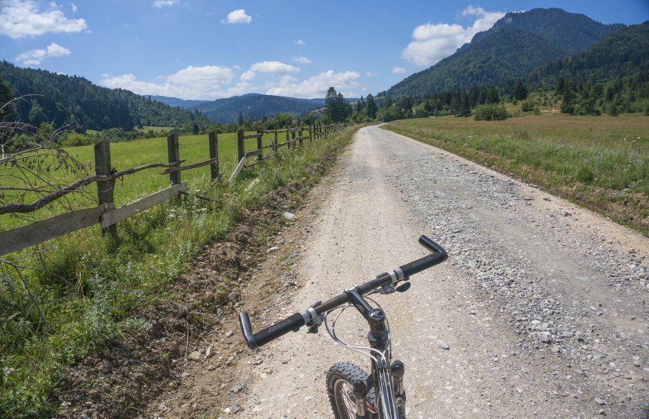 3MB Pe-Valea-Garcinului-inconjurand-Masivul-Piatra-Mare-05