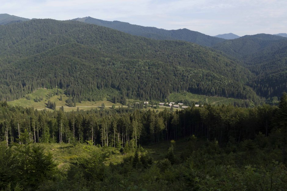  27mn img 22cr vedere spre tabara valea uzului la urcare pe culmea basca