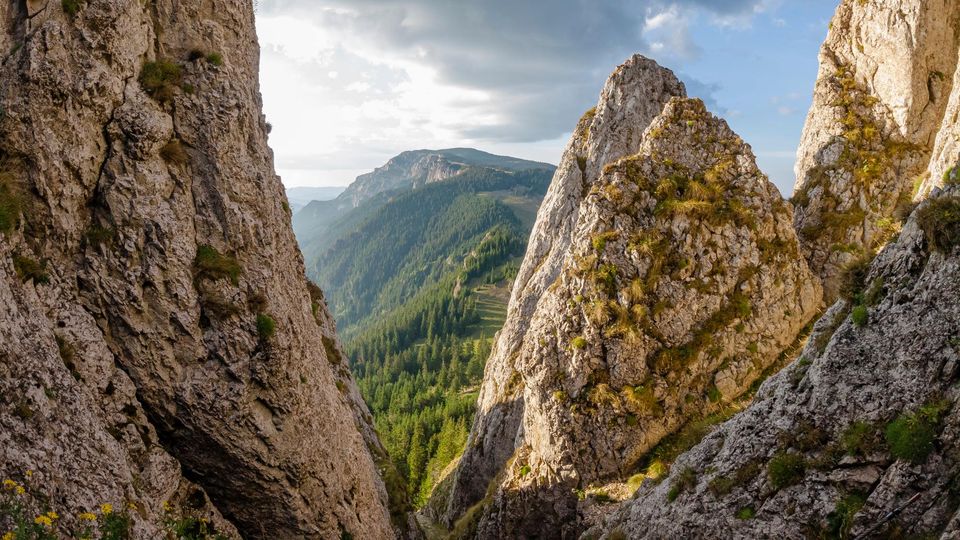  Urcarea pe Piatra Singuratică vedere spre Hasmasul Mare - Andrei Pahomi