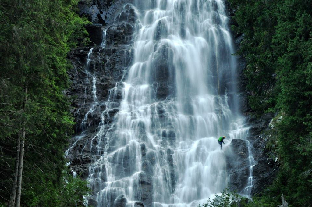  Coborare rapel cascada Zbuciumatu - Aventura și Socializare